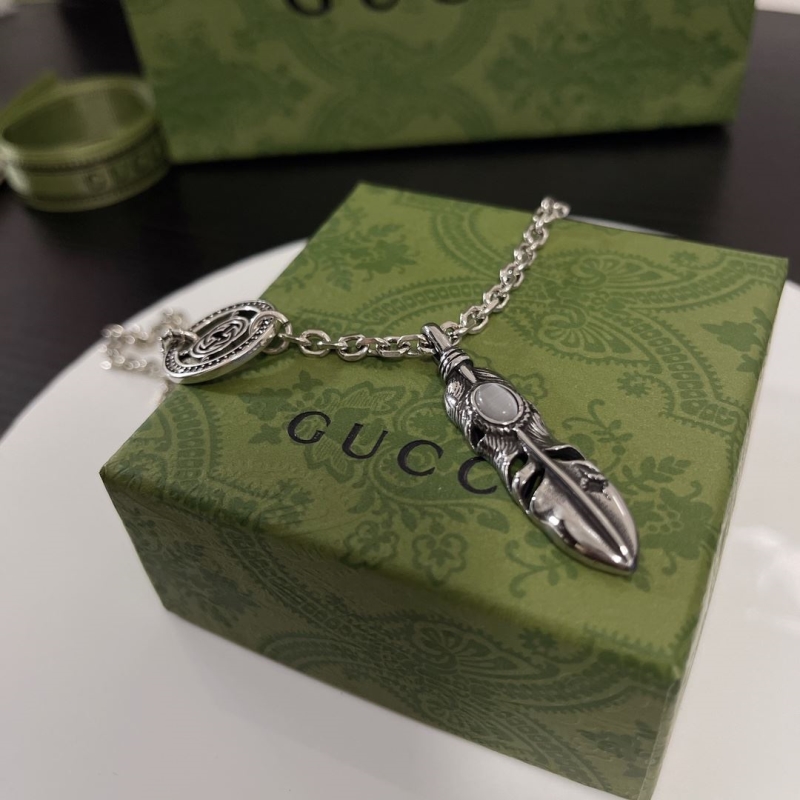 G*u*i necklaces